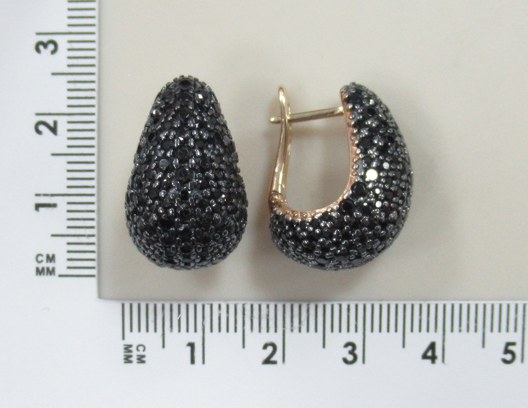 Серебряные серьги со шпинелью